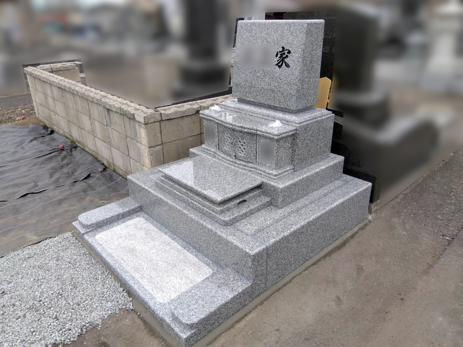 松原墓地に完成した松山石の洋型墓石